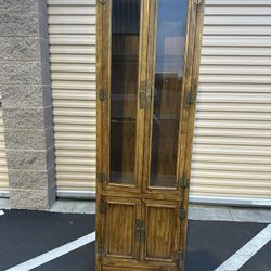 Drexel Curio, display cabinet with glass shelves/ vitrina, exhibidor con repisas de vidrio Marca Drexel 