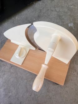 Manuel bread slicer with hand crank