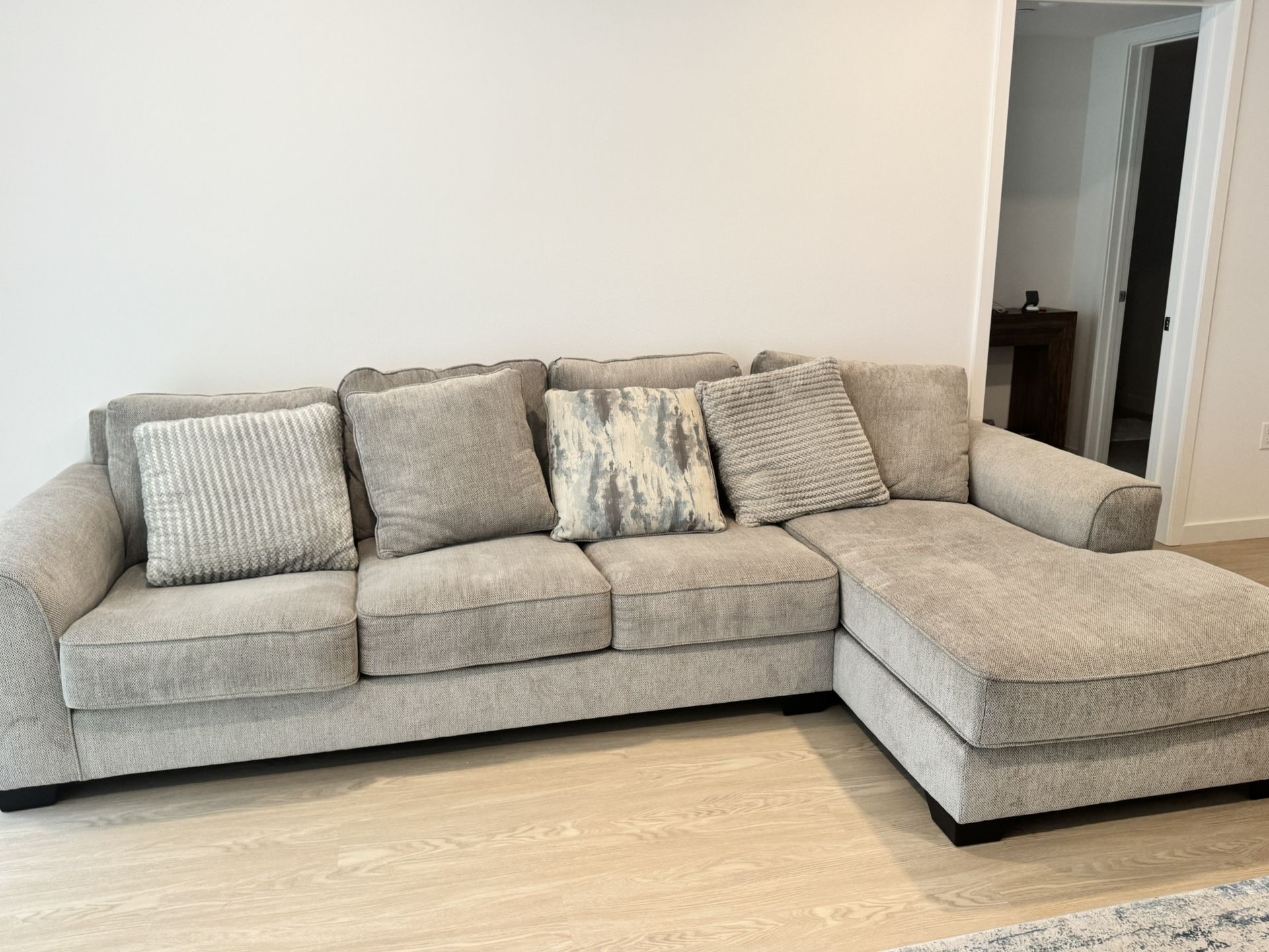 🛋 Altari 2-Piece Sectional Sofa with Chaise – Like New (6 Months Old)