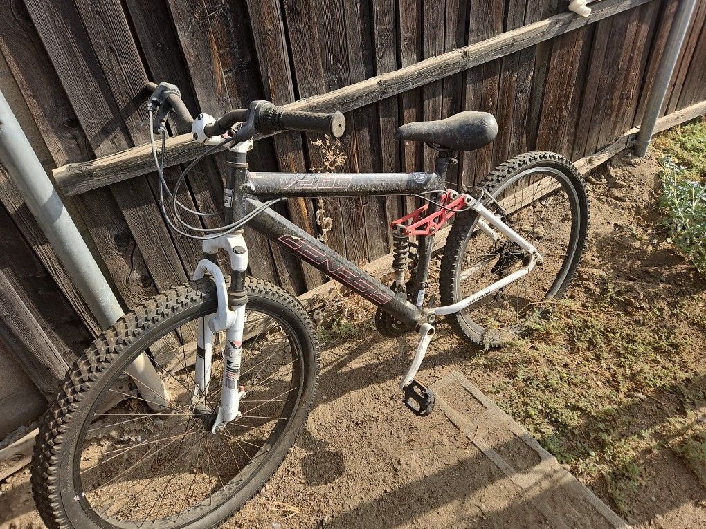 Genesis V2100 Mountain Bike