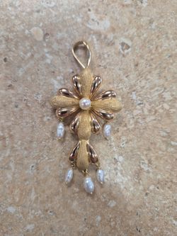 18k Yellow Gold De Regibus Brooch With Freshwater Dangling Pearls