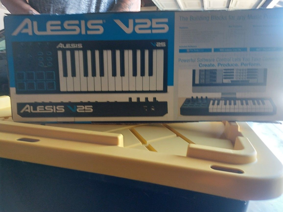 Alexis V25