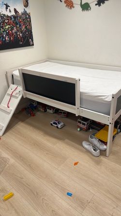 Twin bed / Loft bed