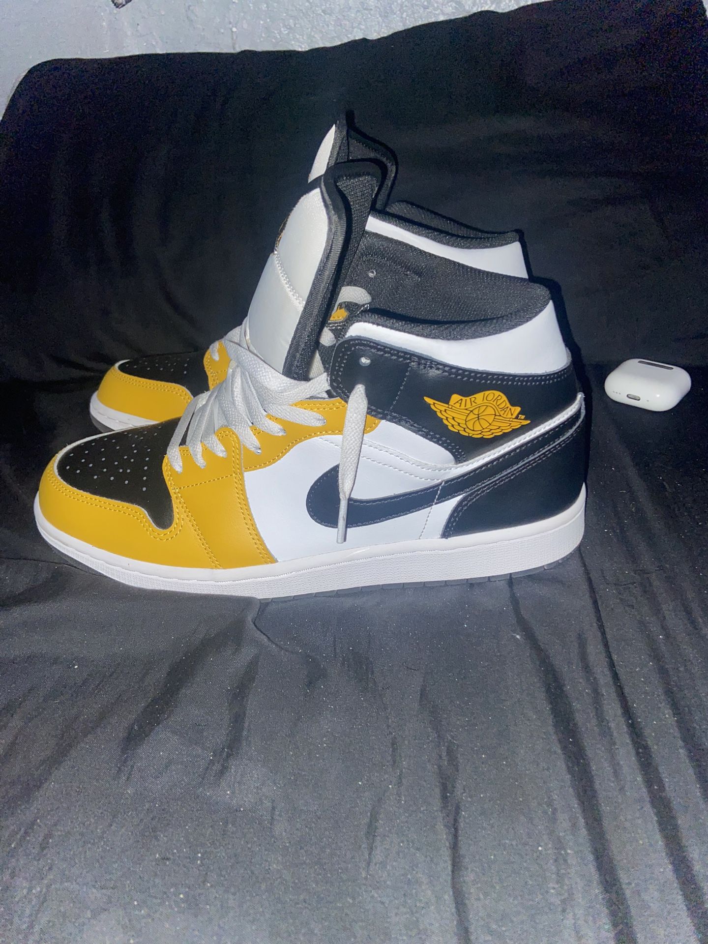 Jordan 1 Mid Yellow Ochre