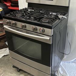 Like New 30” Stainless Steel Gas Range – 5 Burners – Heavy Grates – Digital Control Panel