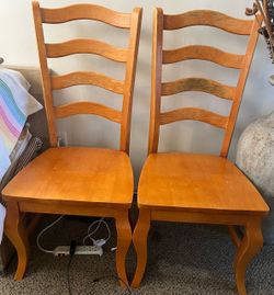 A pair of chairs
