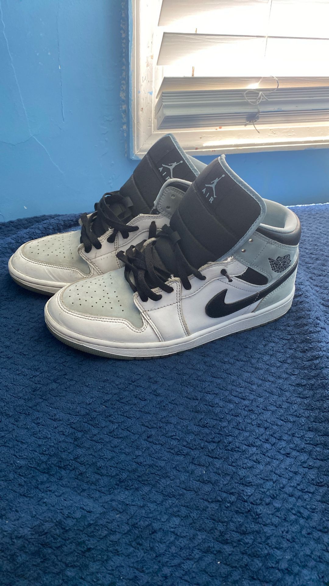 jordan 1 mid SE “ice blue”