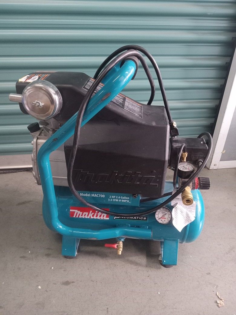 Makita MAC700 2 HP 2.6 Gallon Oil Lube Air Compressor