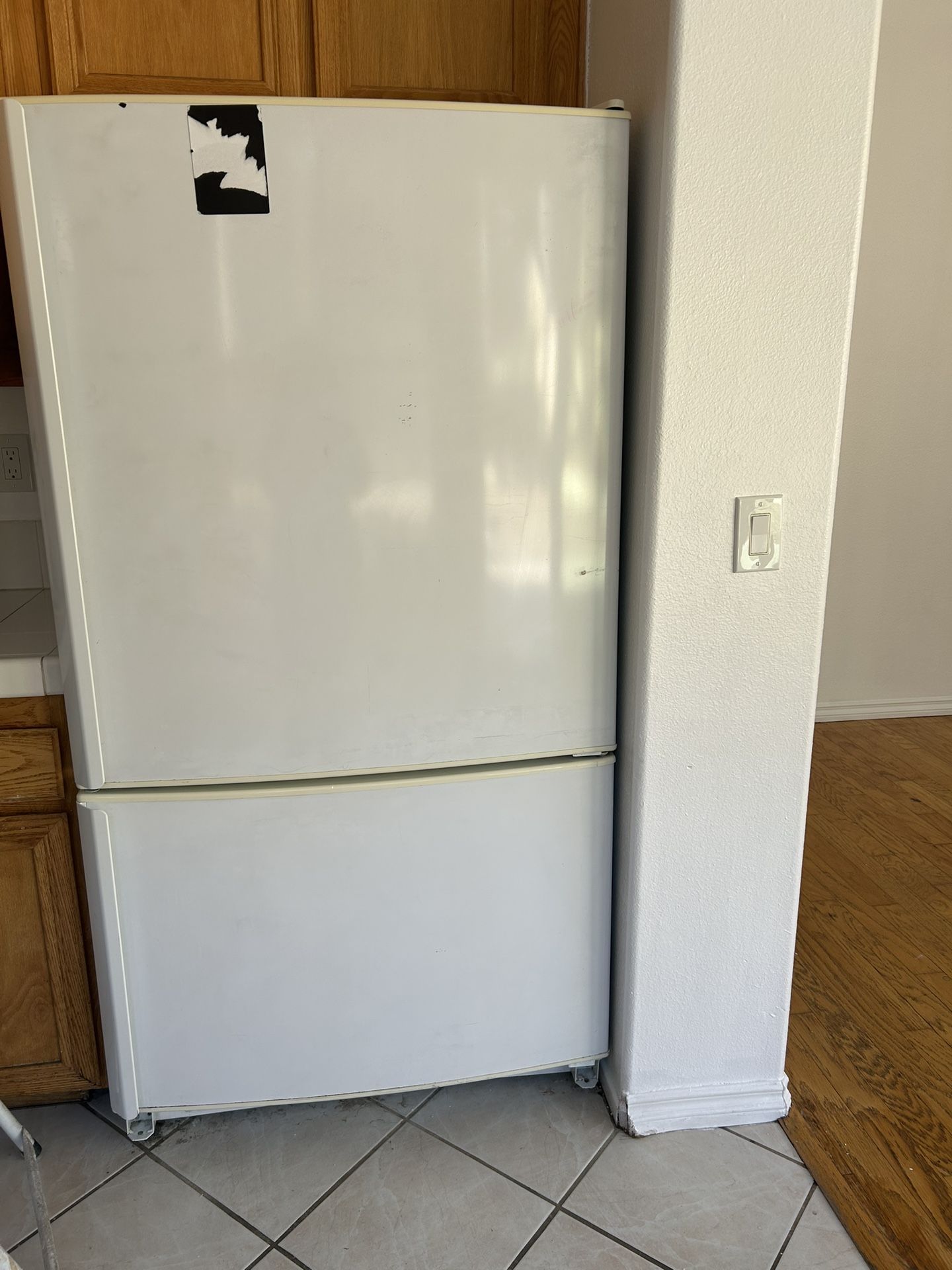 Amana White fridge refrigerator Great Deal