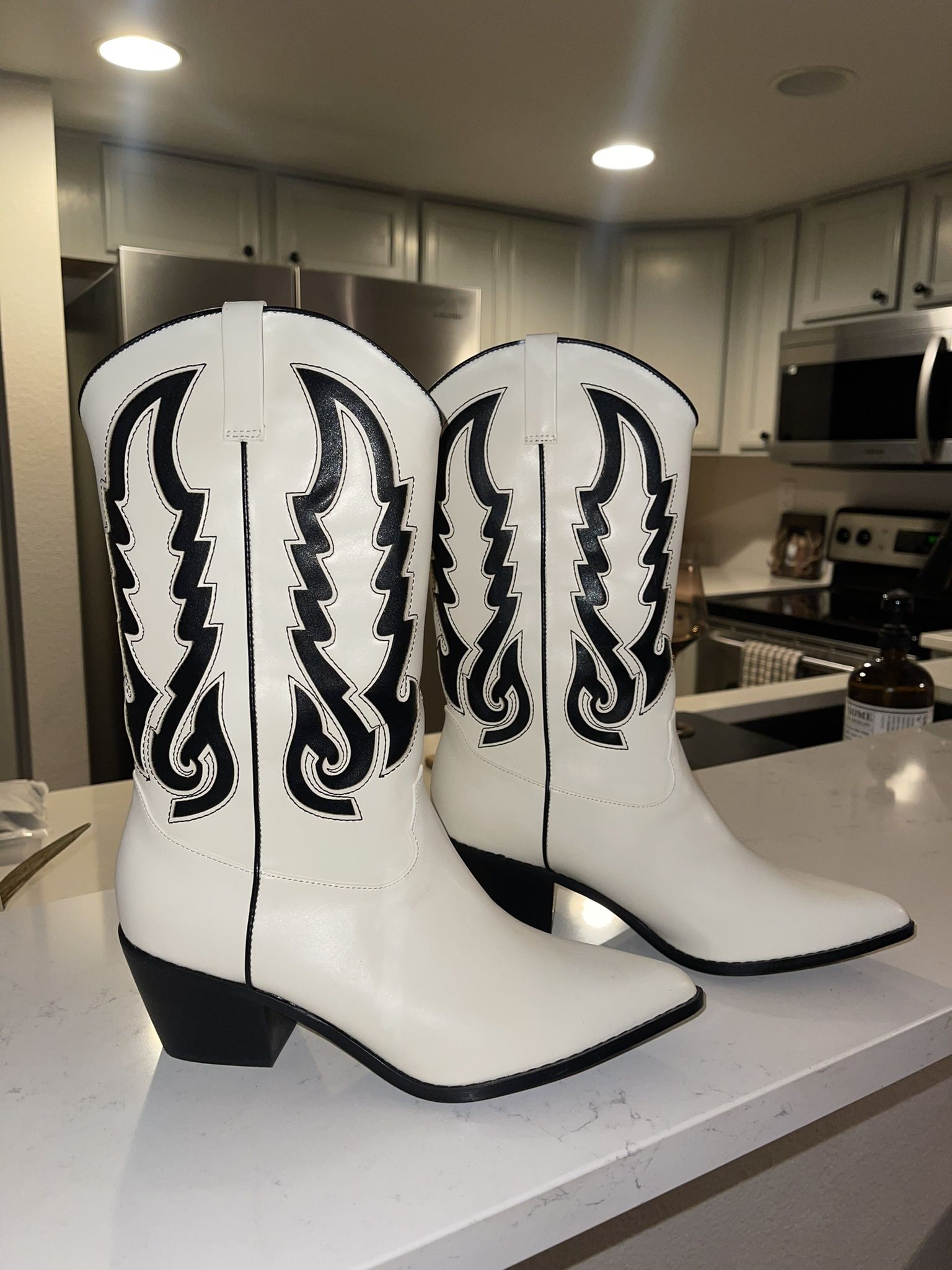 White Cowgirl Boots Women’s Size 9, Men’s 7.5
