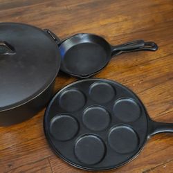 PRE-OWNED CAST IRON SET