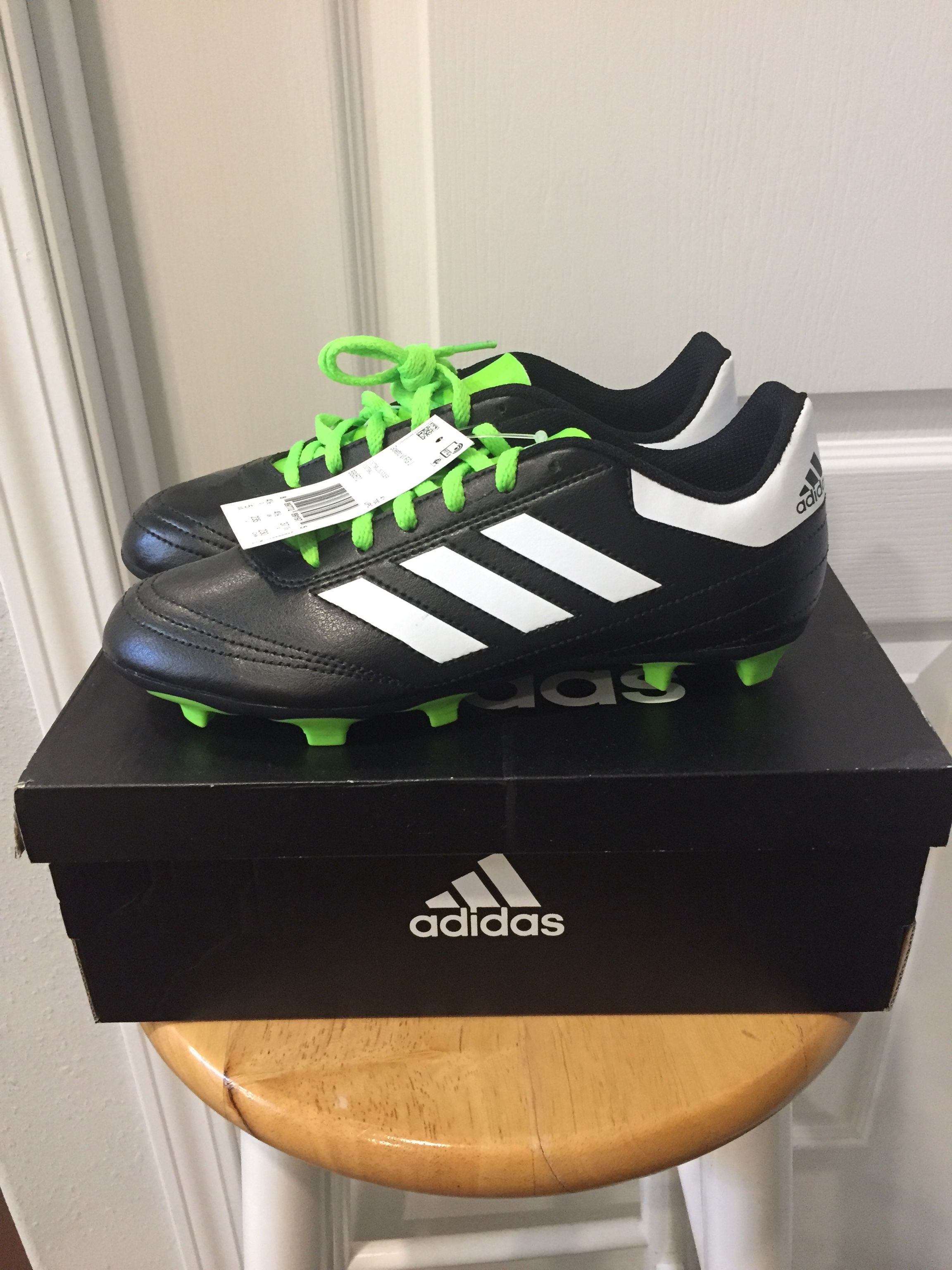 BRAND NEW BOYS ADIDAS SOCCERS SHOES! Size 5