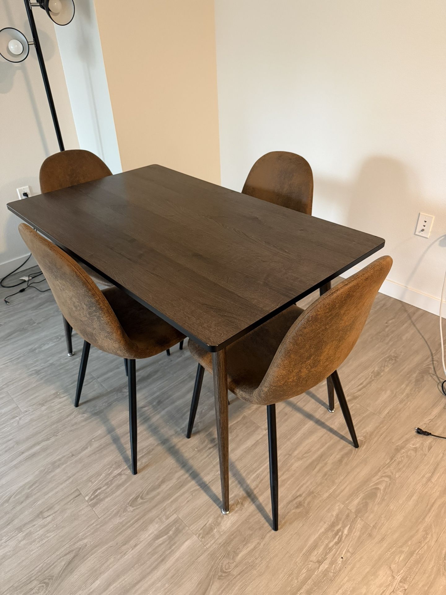 Wooden Dining Table Set – Great Condition