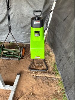 Electric chipper shredder