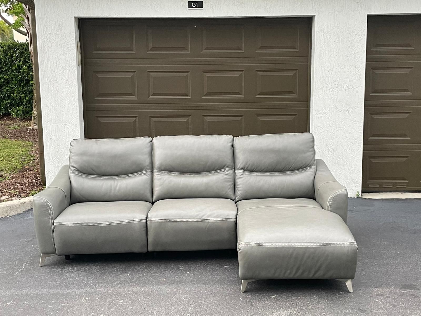 🛋️ Sectional Couch/Sofa - LIKE NEW - Leather - Delivery Available 🚛