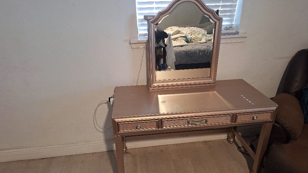 Closeout
Serena Vanity and Mirror - Rose Quartz