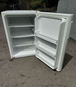 Freezer household upright 6 cubics (delivery available)