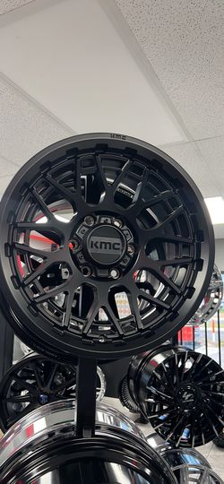 17x8.5 KMC KM722