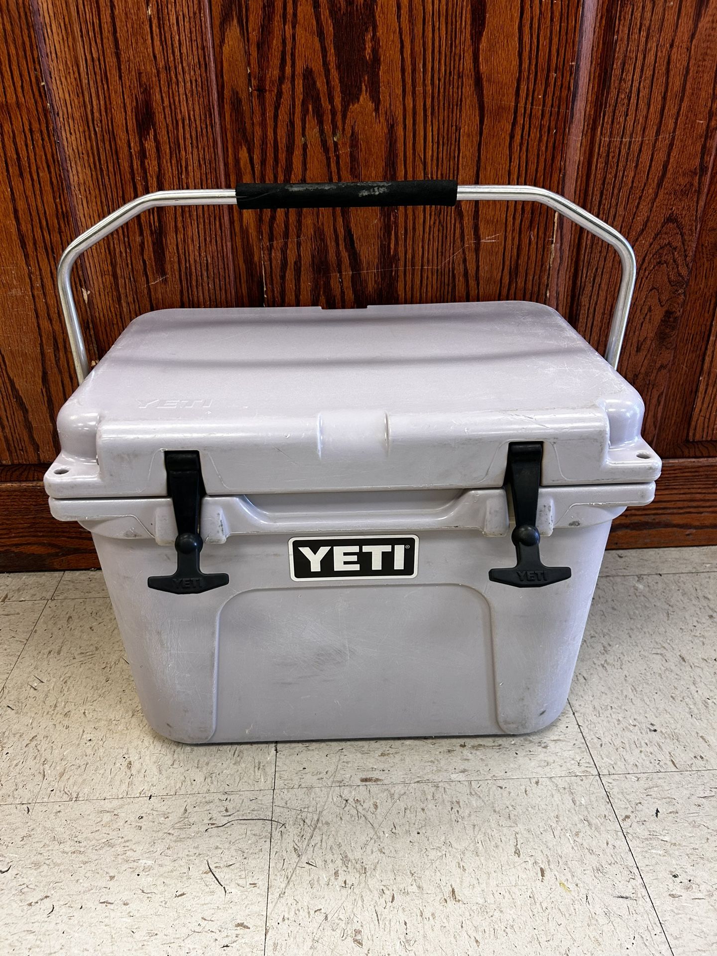 Yeti Roadie 20 Cooler W/discontinued Handle 