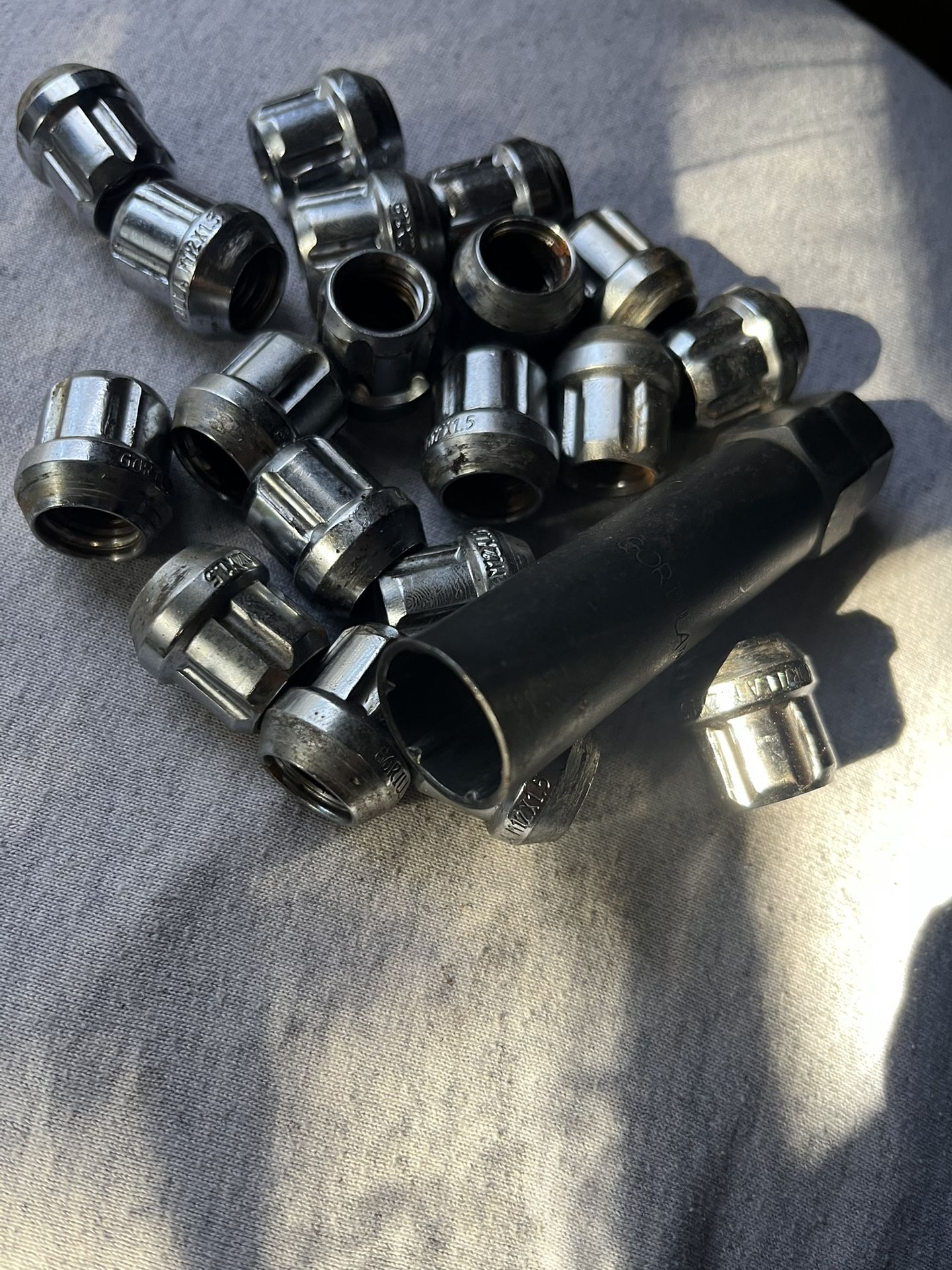 Gorillas Wheel Nut Look, Comes With Key . 1/2