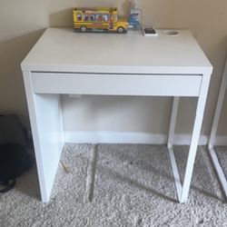 For Sale: Desk in Excellent Condition