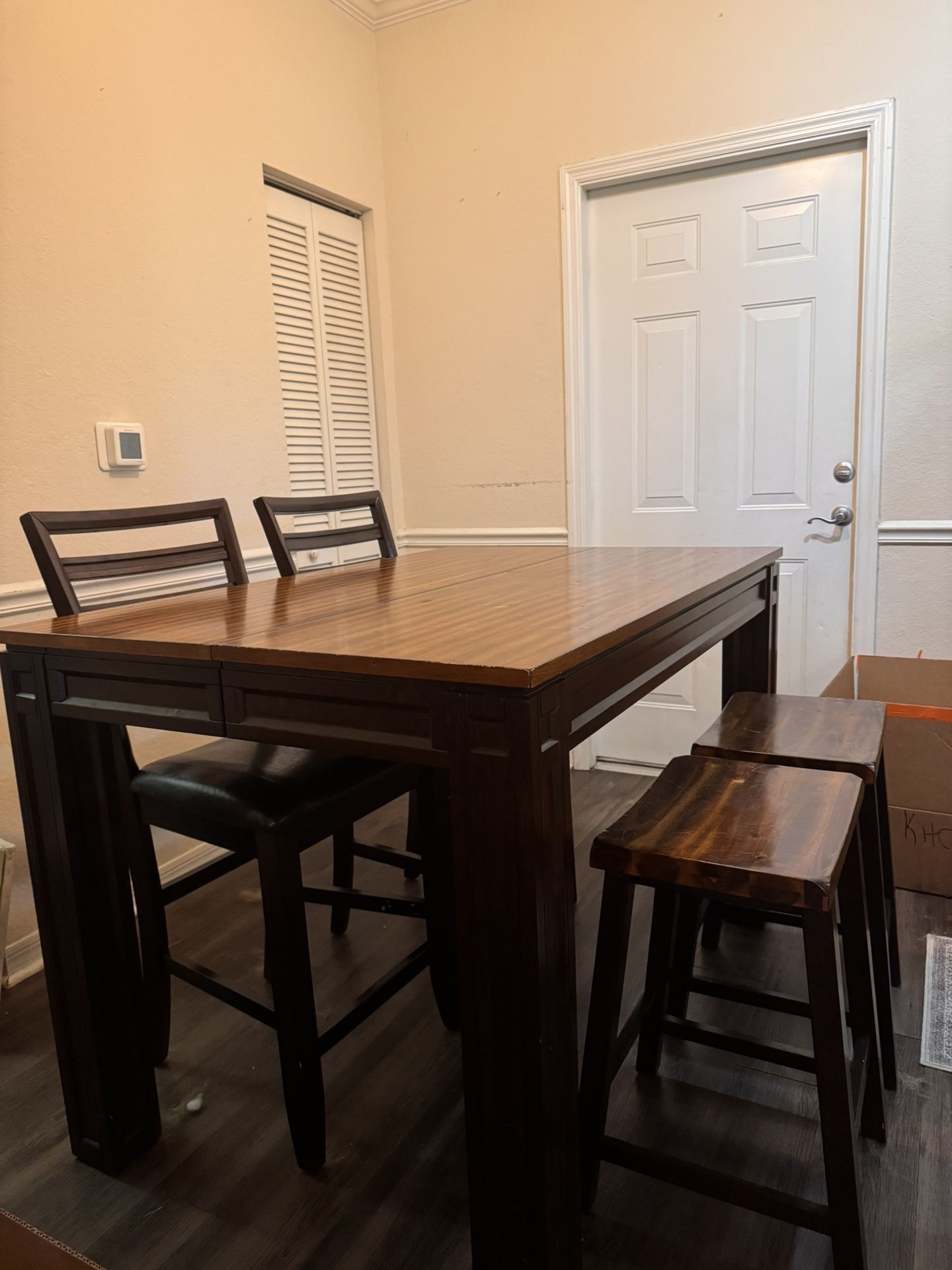 Expandable Table With Seating