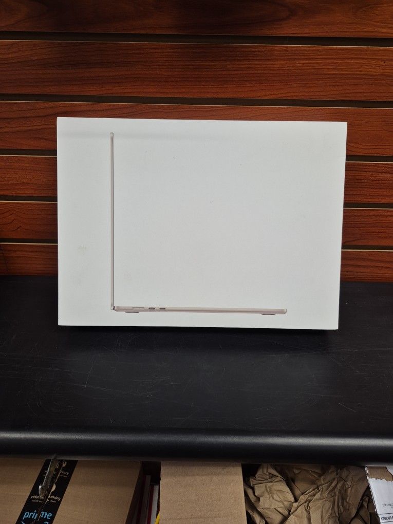 NEW Macbook Air 15" M4 Chip MW1J3LL/A