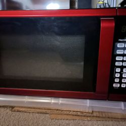 Microwave Countertop 900 watts, 0.9 Cu. ft (in Des Moines) Hamilton Beach almost new