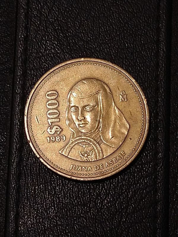 Vintage 1989 1000 Mexican Gold Toned Peso Coin For Sale In Middleburg vintage-1989-1000-mexican-gold-toned-peso-coin-for-sale-in-middleburg