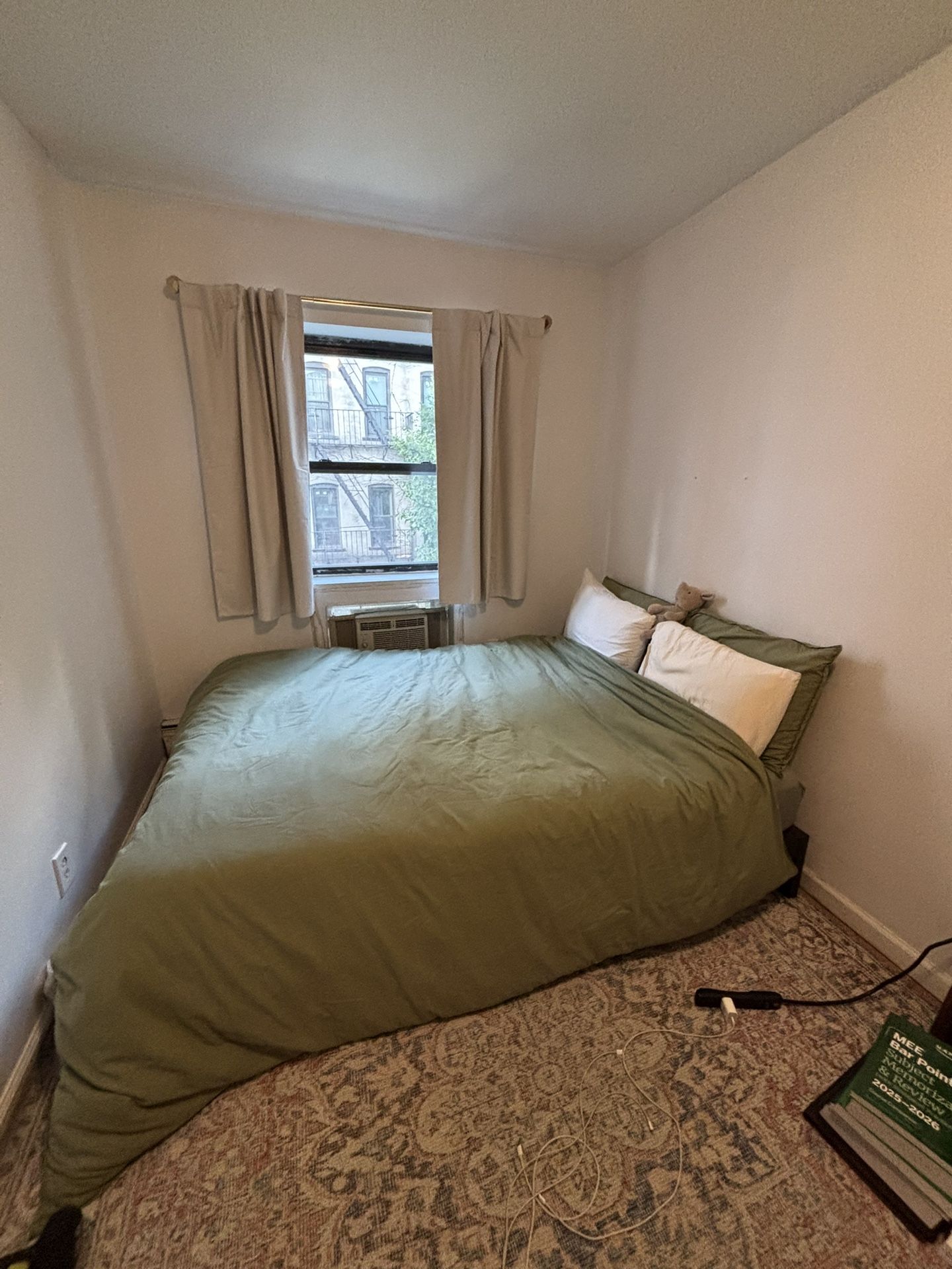 QUEEN SIZE Casper Mattress, 2 Duvets, Bed Frame