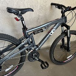 Diamondback. Recoil Mountain Bike. 