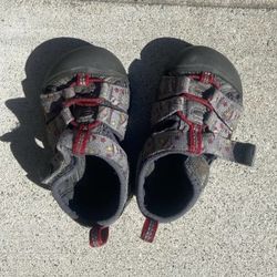 Toddler keens 5T In GUC