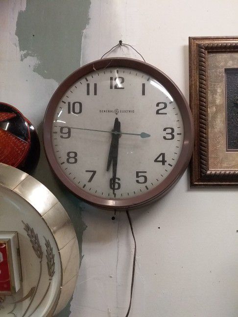 General Electric Clock 14 Inch Round Schoolhouse Clock