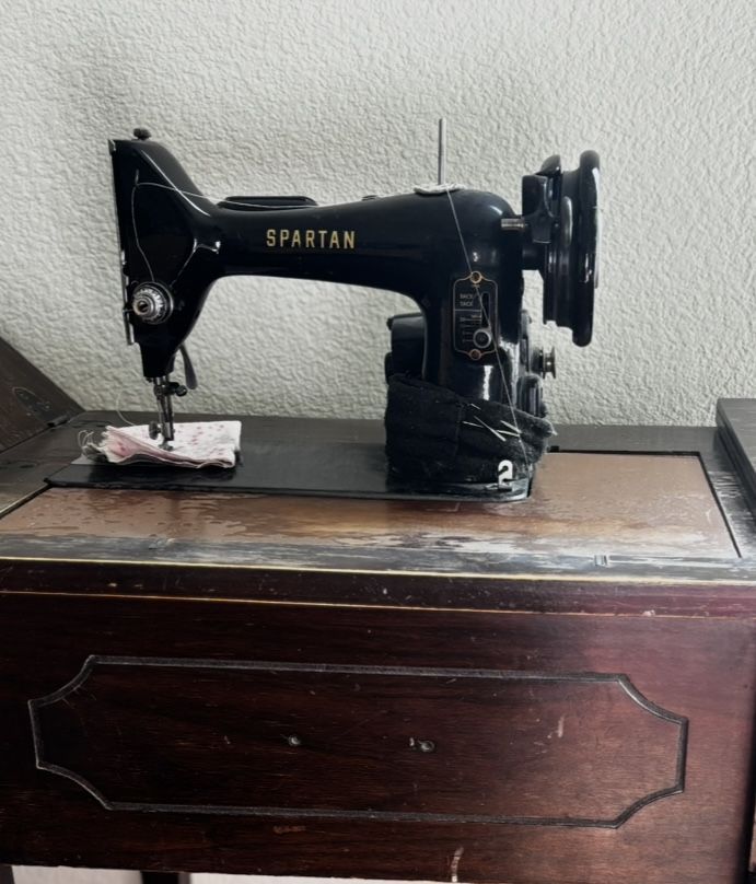 Singer Sewing Machine (working)