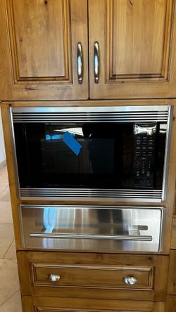 Wolf microwave oven and warming drawer set