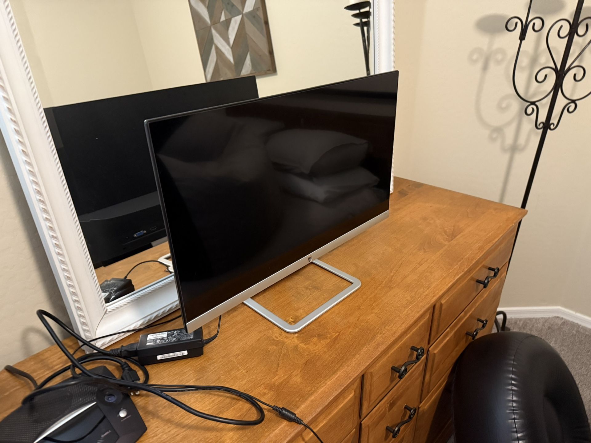 2 X 25” Hp Monitors. Work Great