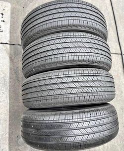 215/65/17 Michelin šš Vendo un set de llantas con 80% de vida las 4 šš