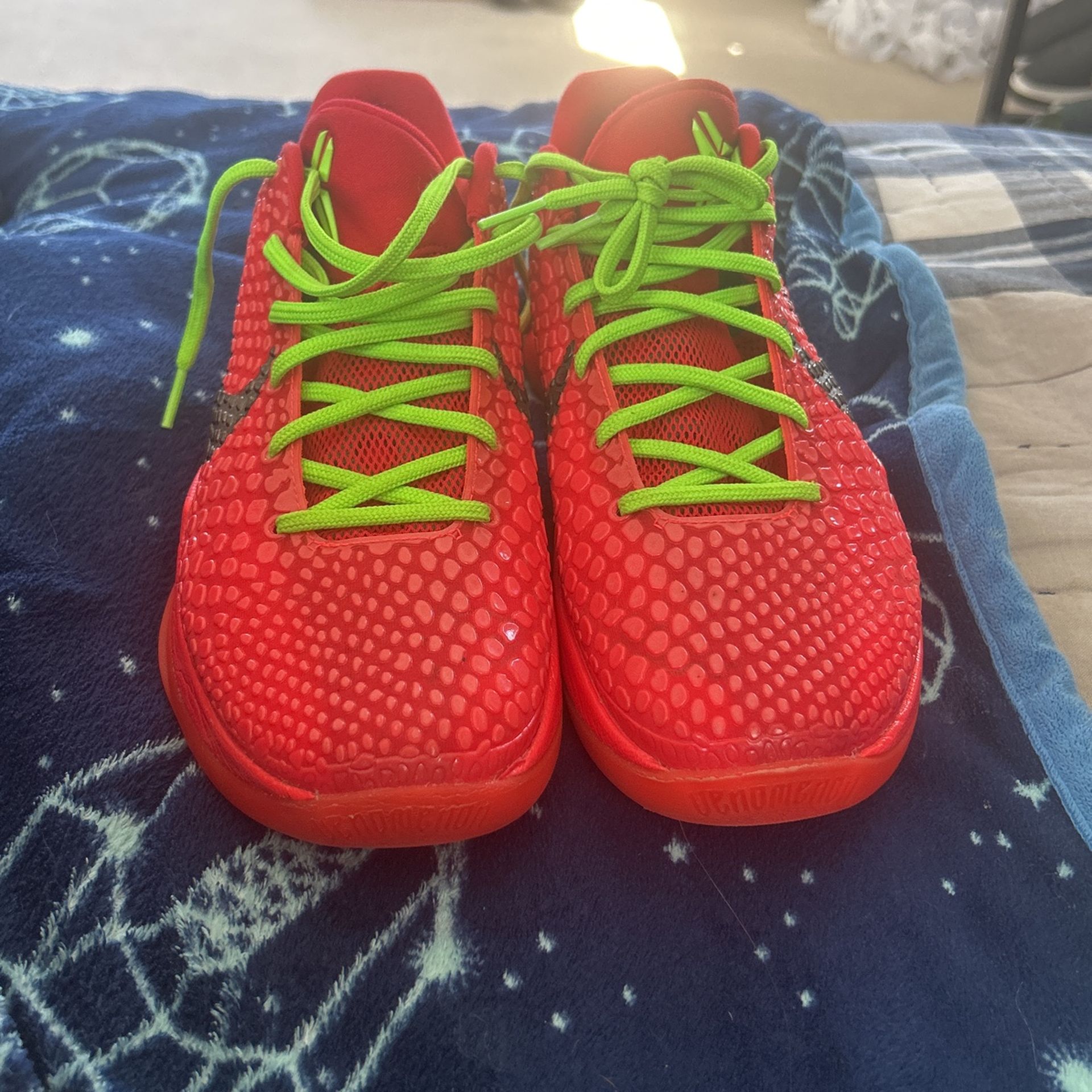 Kobe Reverse Grinches With Victry Insoles