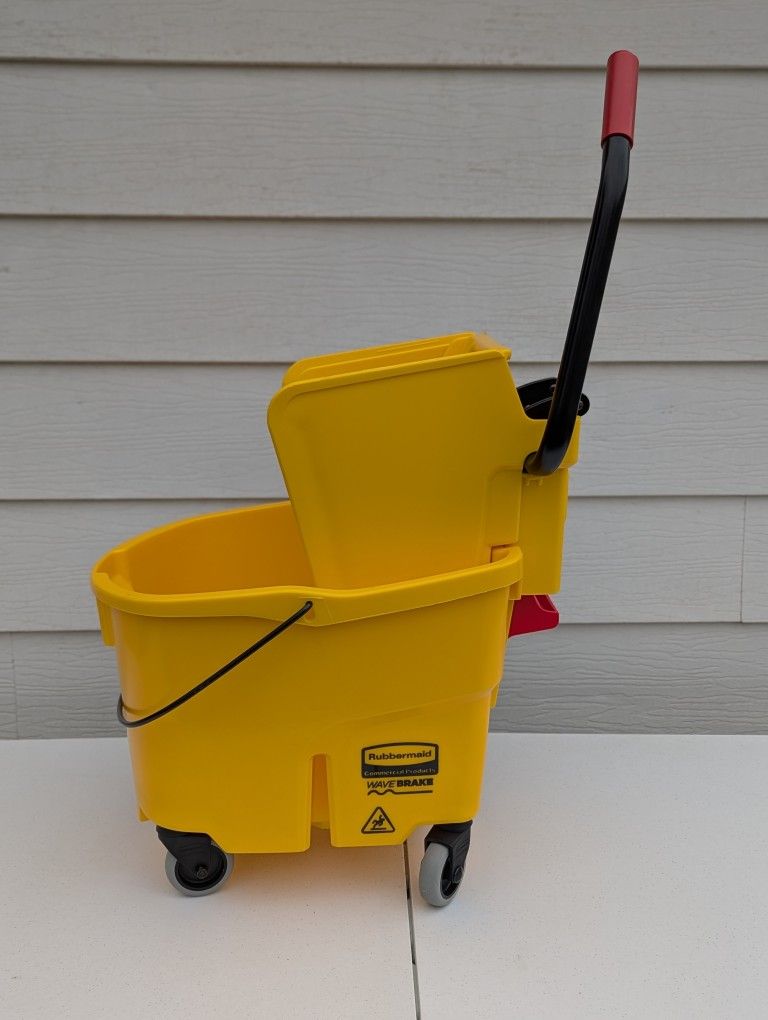 Rubbermaid Commercial Products Wavebrake 26 Qt. Mop Bucket & Wringer