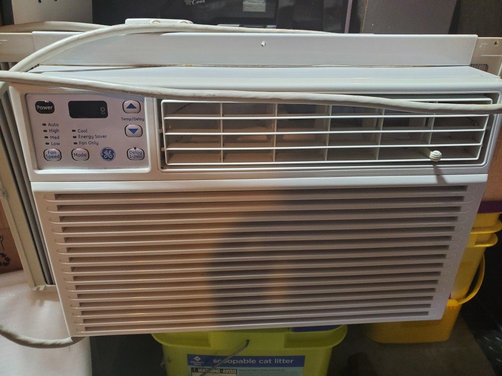 G.E. 8000 BTU A/C UNIT STRONG COLD AIR CLEAN QUIET EFFICIENT UNIT CAN COOL A LARGER AREA WORKS GREAT 