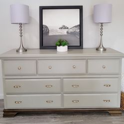 *FREE DELIVERY * American Heirloom Solid Wood Dresser/Entrance/hall/ tv console