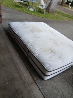 FREE QWEEN MATTRESS   NO SMEELS