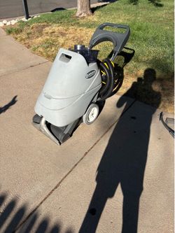 Extractor/carpet cleaner