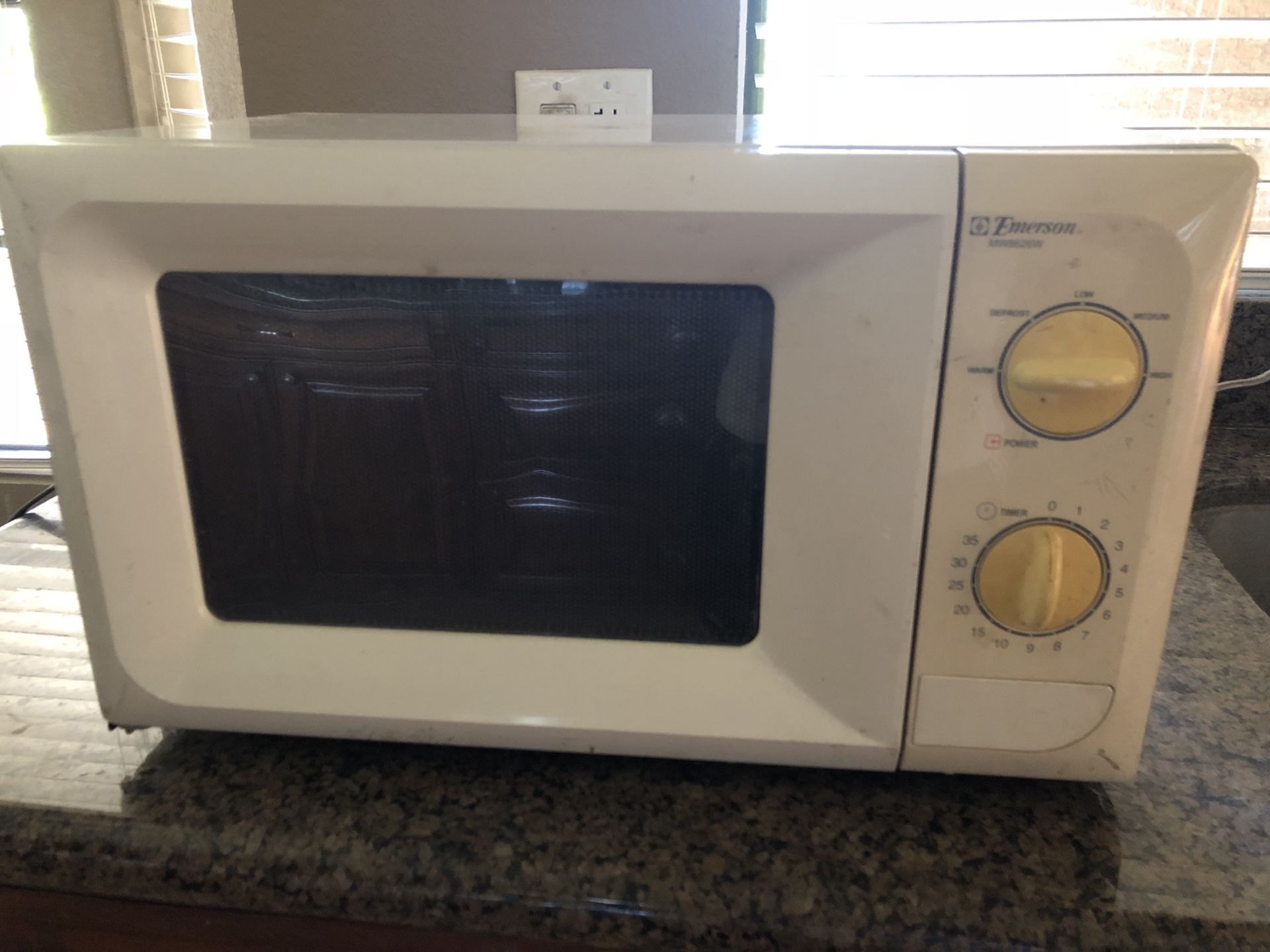 Emerson microwave oven MW8626W