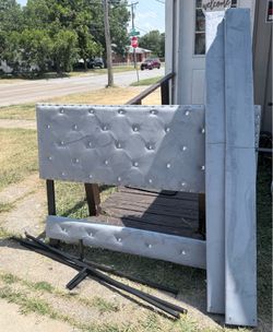 Se vende respaldo de cama Queen usada en buenas condiciones sin colchón por $95