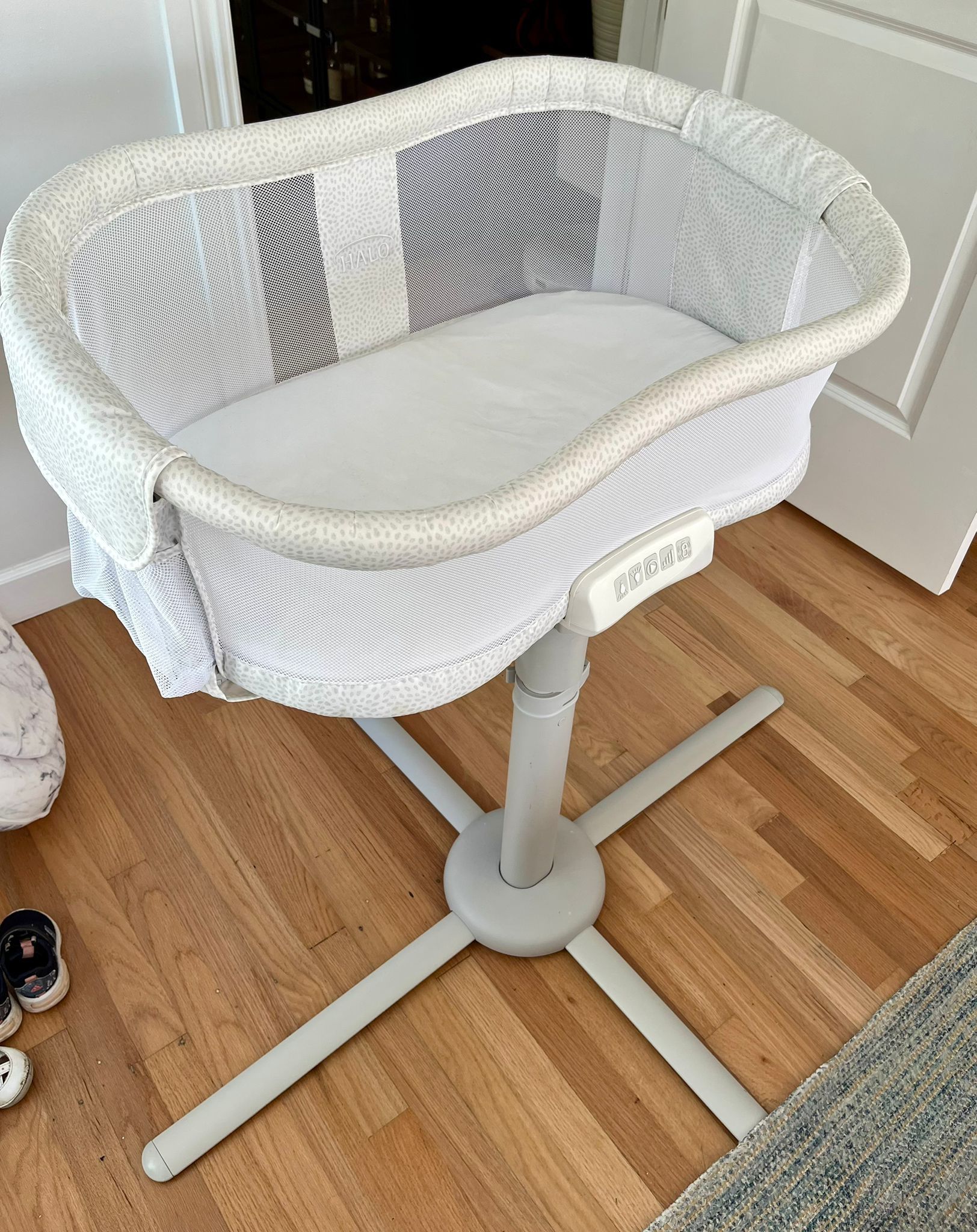 HALO BassiNest Swivel Sleeper + LOTS OF ADD-ONS, Baby Bassinet 500 USD Value