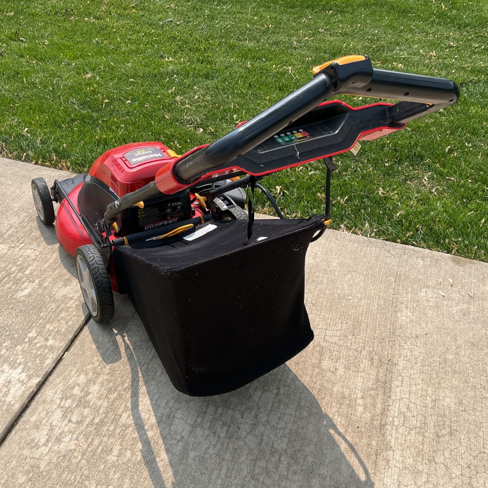 Homelite Lawn Mower 3 In 1 Cordless 24v 20” for Sale in Schaumburg, IL