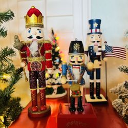🎁 3 Tall Wooden Nutcrackers — Musical Drummer Centerpiece