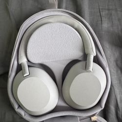 Sony Xm5 Silver Headphones No Issues