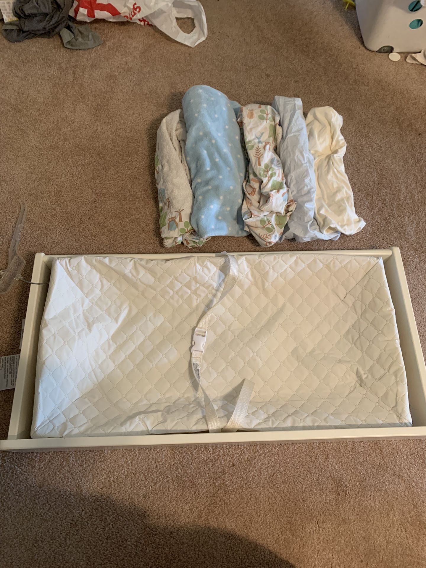 Delta Childrens Changing Table Top w/ Pad And Sheets